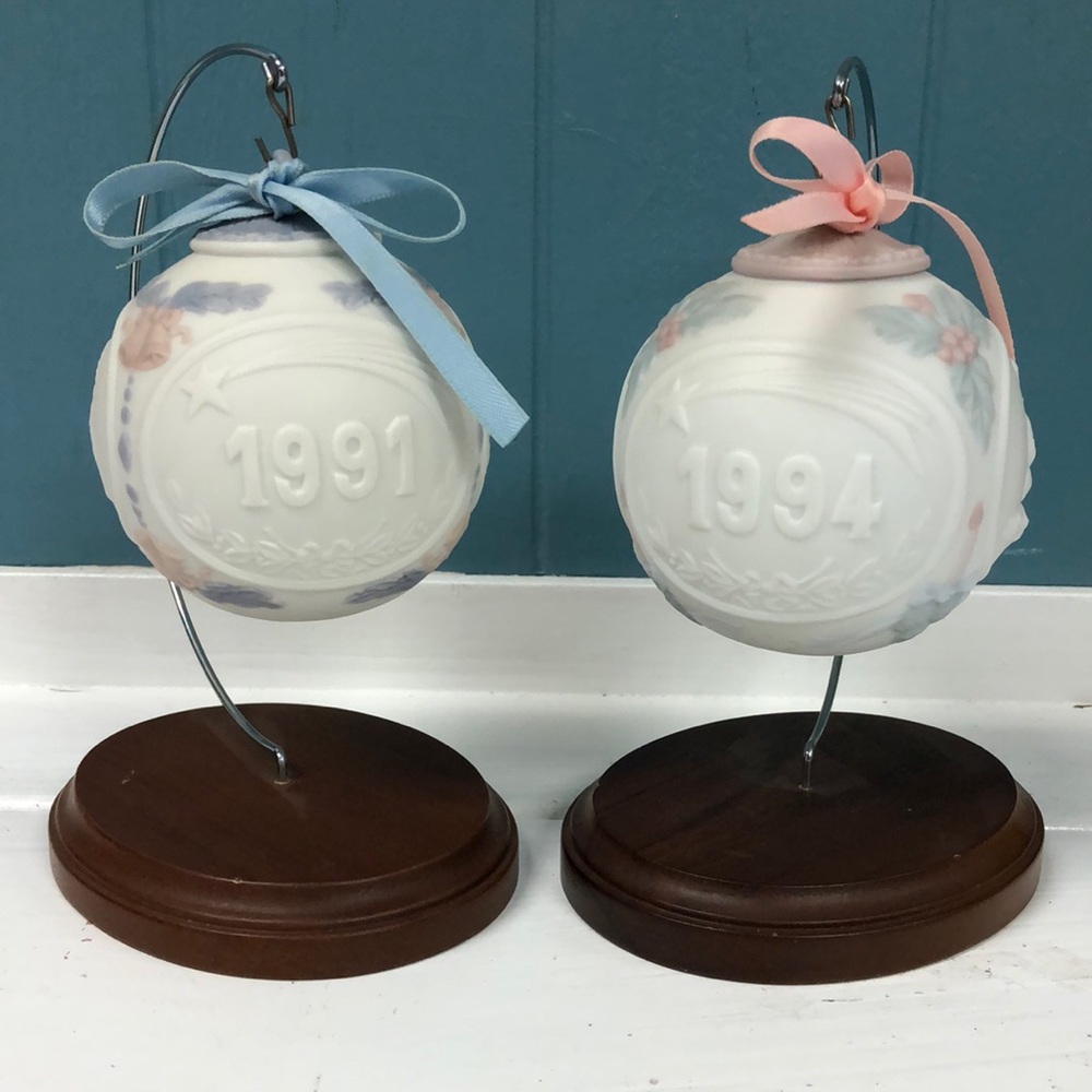 Lot of 2‎ Vintage 1991 and 1994 Lladro Christmas Ball porcelain Ornaments